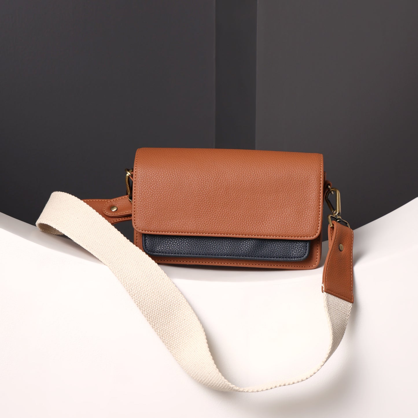 CHIC TAN